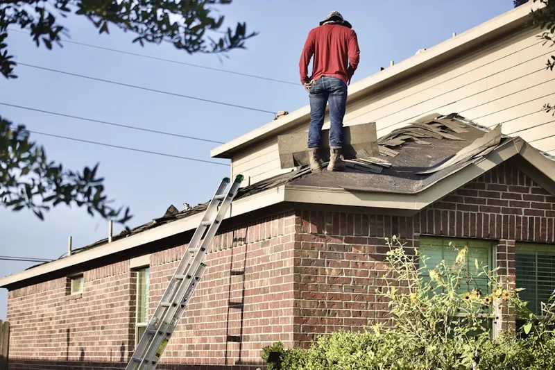 Professional roofer working on a residential roof in Montavilla